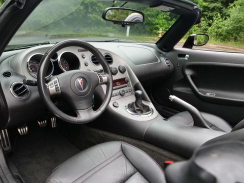 Used 2007 Pontiac Solstice GXP w/ Premium Package RWD image 2