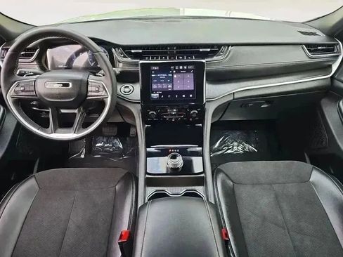 Used 2024 Jeep Grand Cherokee Altitude image 10