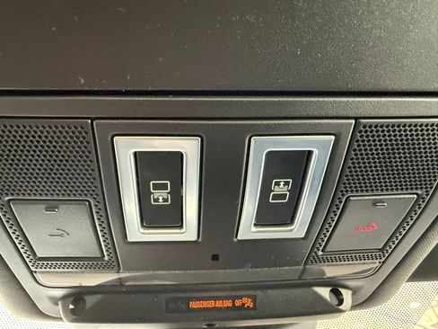 Used 2018 Land Rover Discovery SE image 32