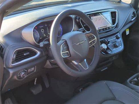 New 2026 Chrysler Pacifica Select image 10
