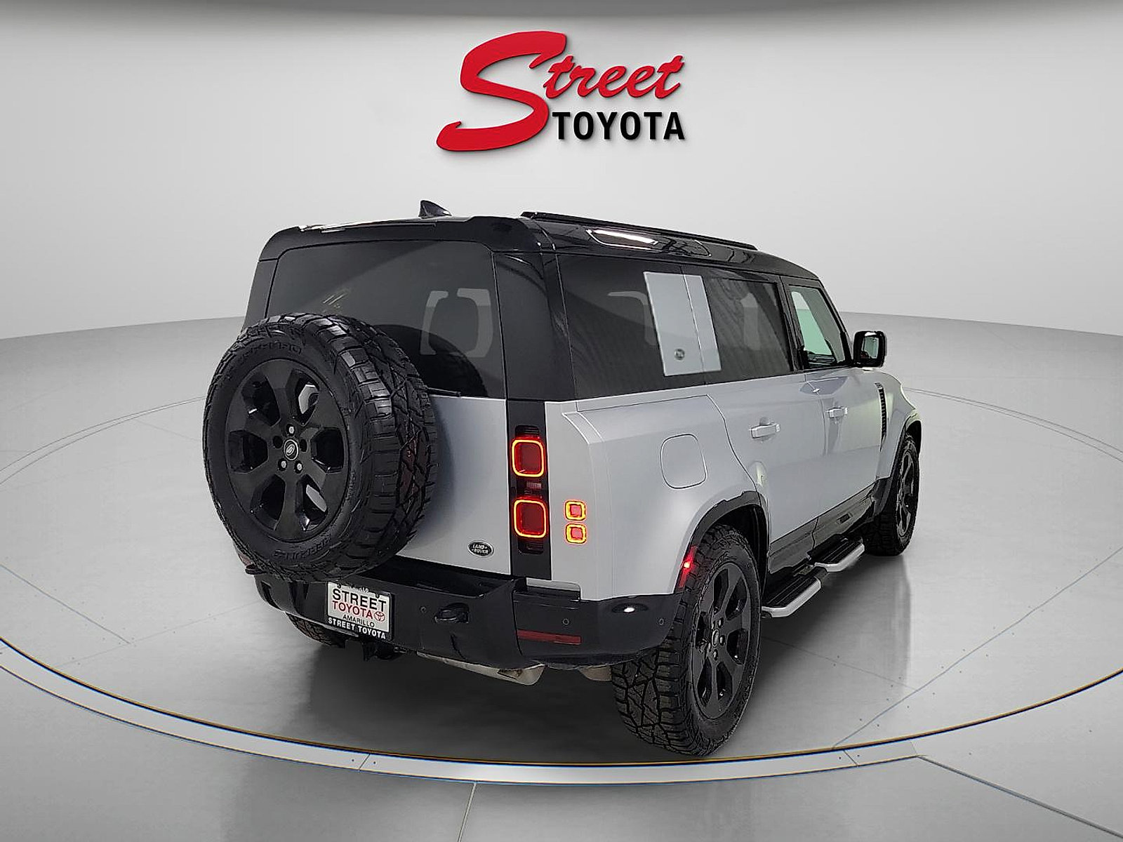 Used 2023 Land Rover Defender 110 X-Dynamic SE AWD/4WD image 4