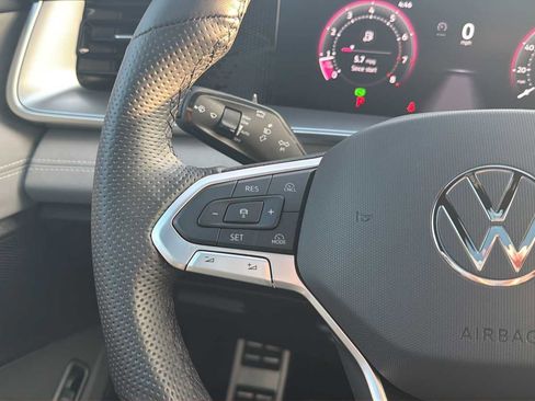 Used 2025 Volkswagen Tiguan SE R-Line image 20