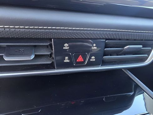 Used 2025 Volkswagen Atlas SE image 20