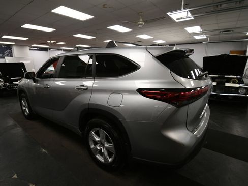 Used 2023 Toyota Highlander L FWD image 5