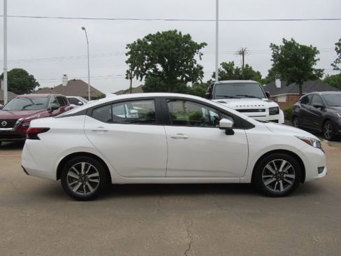 Used 2024 Nissan Versa SV image 5