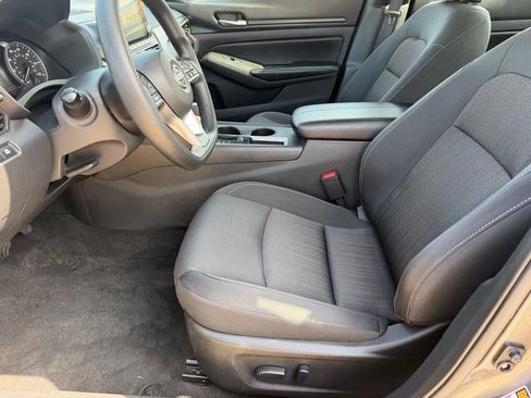 Used 2025 Nissan Altima 2.5 SV FWD image 10
