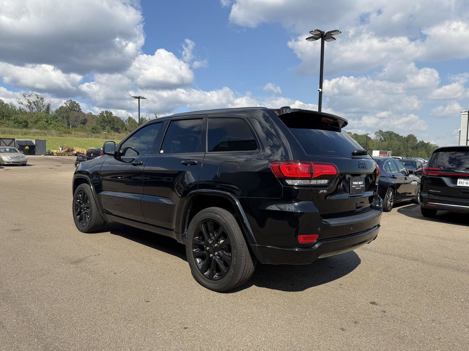 Used 2020 Jeep Grand Cherokee Altitude RWD image 4