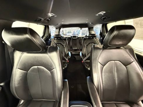 Used 2025 Chrysler Pacifica Select FWD image 32