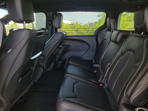 New 2026 Chrysler Pacifica Select FWD image 8