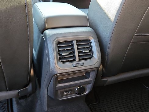 Used 2023 Volkswagen Tiguan SE w/ Panoramic Sunroof Package image 9