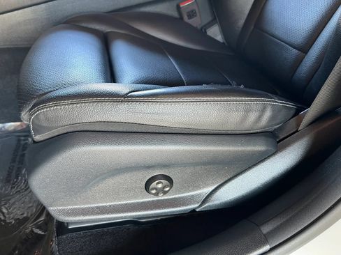 Used 2019 Mercedes-Benz GLC 300 w/ Premium Package image 23