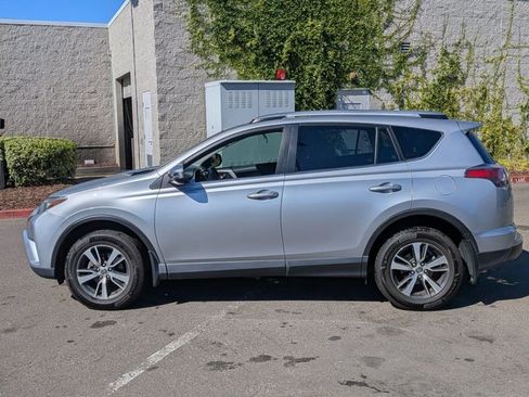 Used 2018 Toyota RAV4 XLE AWD/4WD image 8