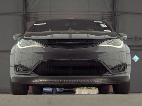 Used 2020 Chrysler Pacifica Limited w/ S Appearance Package FWD image 9