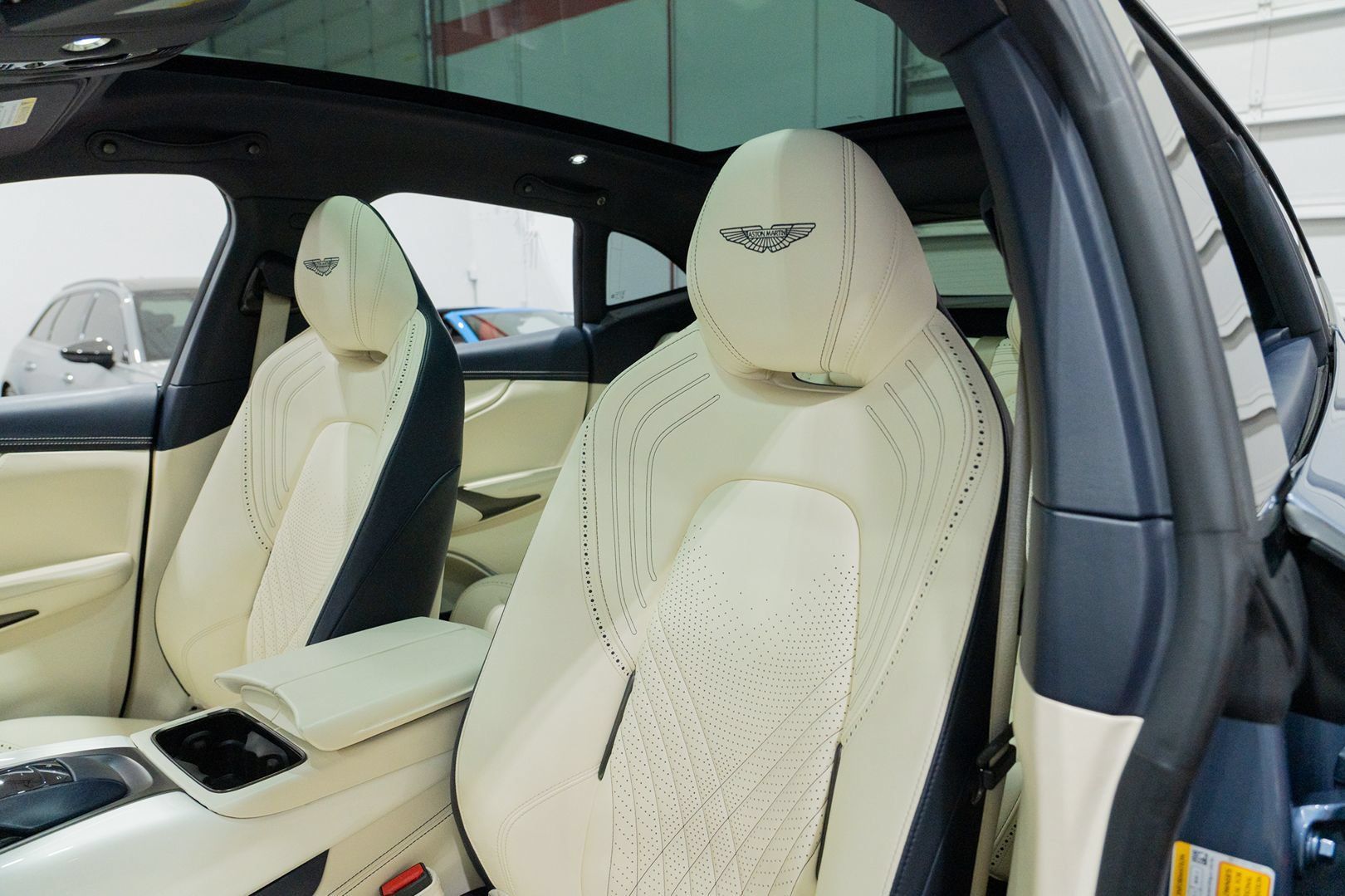 Used 2021 Aston Martin DBX AWD/4WD image 25