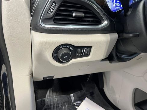 Used 2024 Chrysler Pacifica Limited image 26