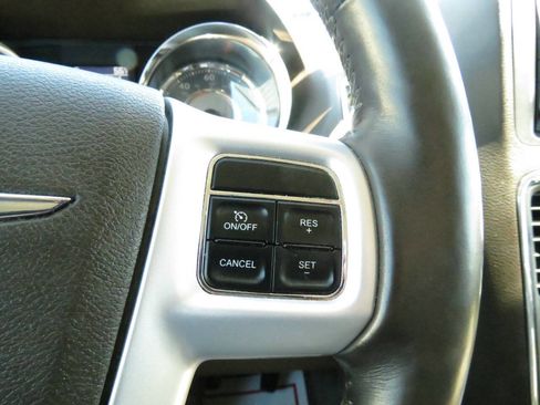 Used 2015 Chrysler Town & Country Touring-L w/ Driver Convenience Group image 15