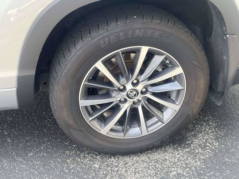 Used 2018 Toyota Highlander XLE AWD/4WD image 11