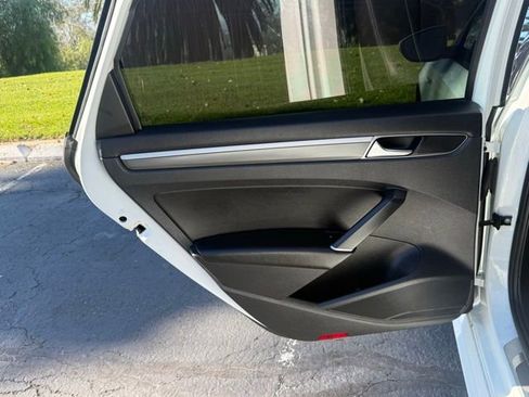 Used 2018 Volkswagen Passat 2.0T R-Line w/ R-Line Lighting Package image 11