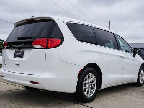 Used 2023 Chrysler Voyager LX FWD image 4