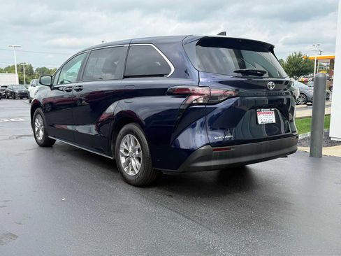 Used 2026 Toyota Sienna LE AWD/4WD image 6