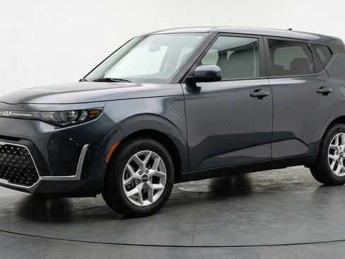 Used 2025 Kia Soul LX w/ LX Technology Package image 3