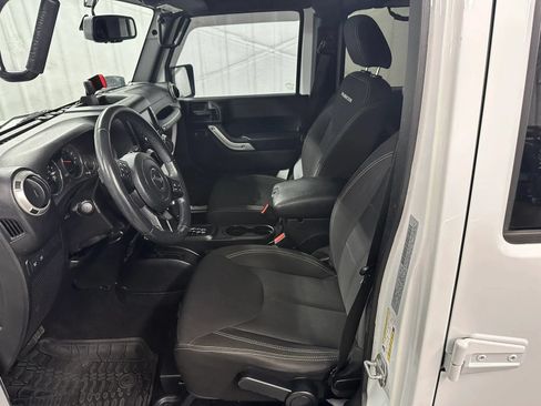 Used 2016 Jeep Wrangler Unlimited Rubicon w/ Connectivity Group AWD/4WD image 21