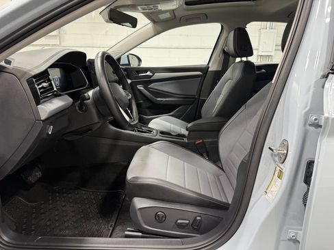 Used 2025 Volkswagen Jetta SE w/ Sunroof Package image 9