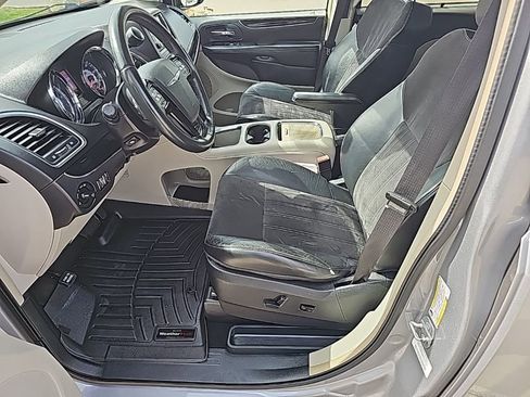 Used 2014 Chrysler Town & Country Touring-L image 13