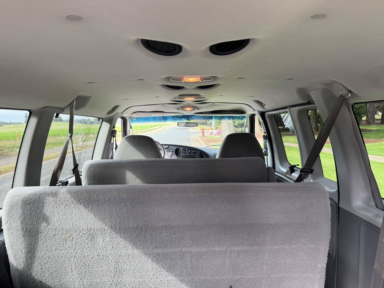 Used 2006 Ford E-350 and Econoline 350 Super Duty Wagon RWD image 25
