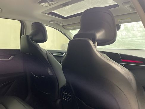 Used 2024 Kia Niro EX Touring image 11