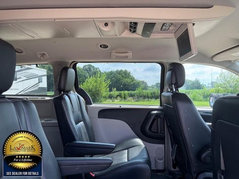 Used 2015 Chrysler Town & Country Touring FWD image 14