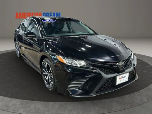 Used 2019 Toyota Camry SE w/ Carpet Mat Package FWD image 7