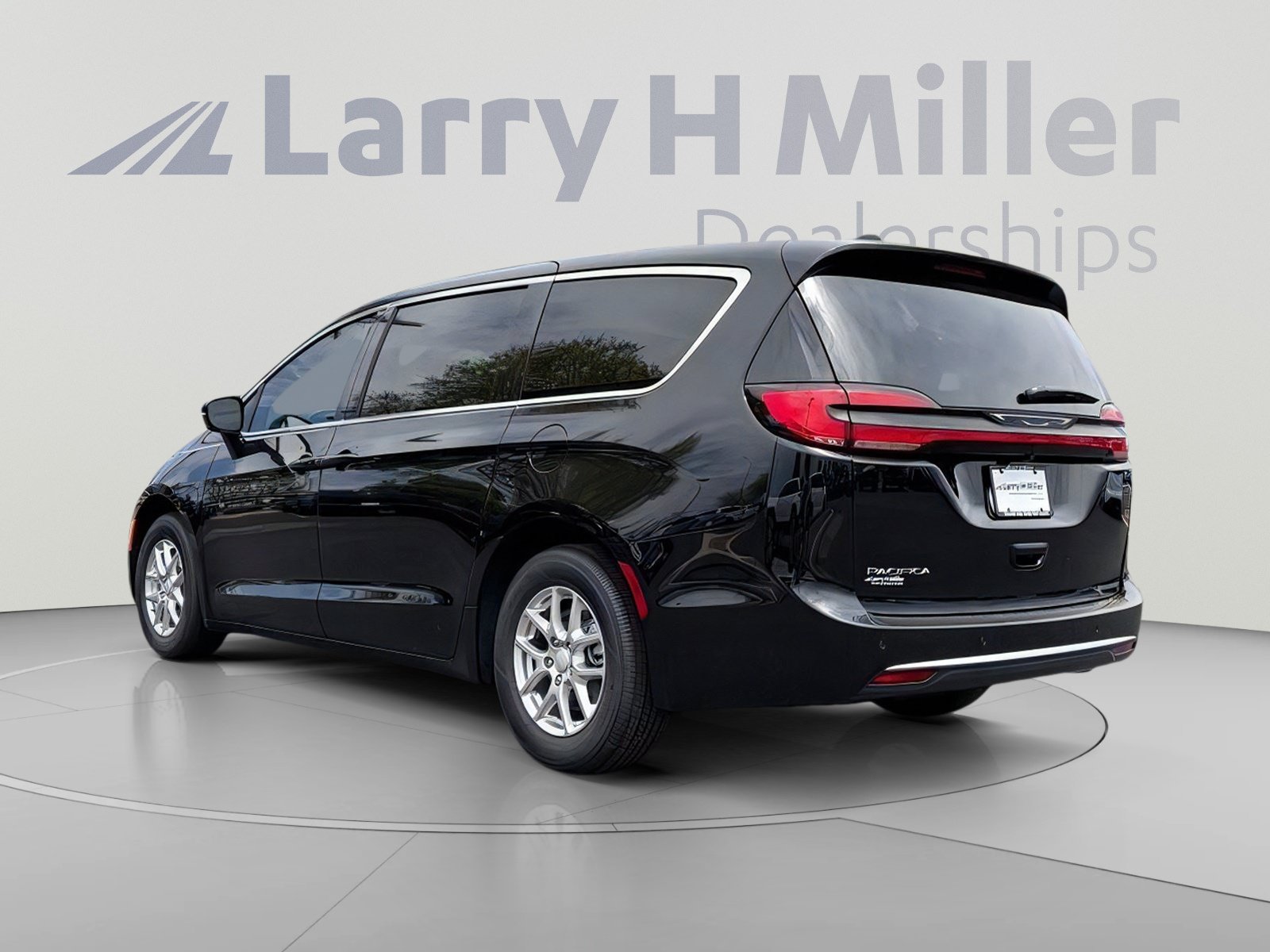 New 2027 Chrysler Pacifica Select FWD image 3