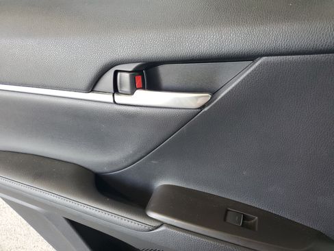 Used 2022 Toyota Camry XLE FWD image 14