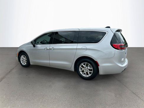 Used 2024 Chrysler Pacifica Touring-L FWD image 6