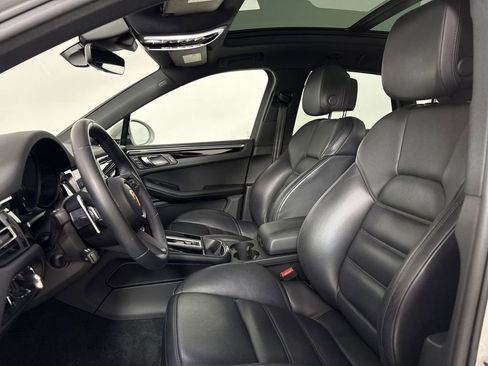 Certified 2024 Porsche Macan AWD/4WD image 5