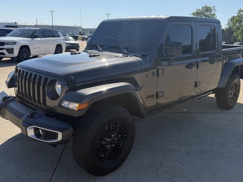 Used 2023 Jeep Gladiator Sport AWD/4WD image 2