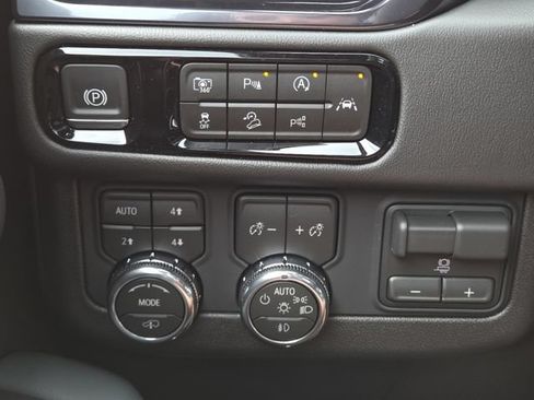 New 2026 GMC Yukon XL AT4 w/ AT4 Premium Plus Package AWD/4WD image 31