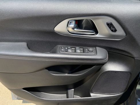 Used 2025 Chrysler Pacifica Limited FWD image 10