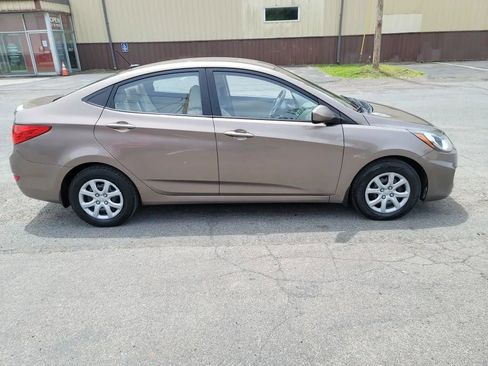 Used 2012 Hyundai Accent GLS FWD image 4
