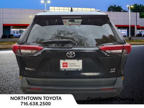 Used 2021 Toyota RAV4 LE image 9