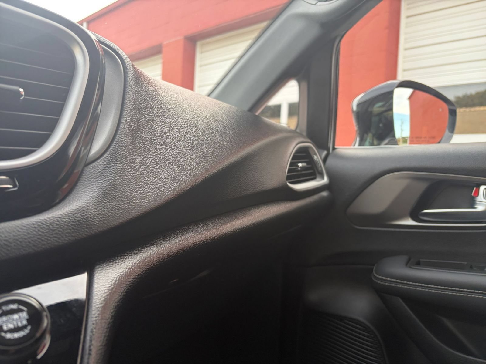 Used 2025 Chrysler Pacifica Select FWD image 37