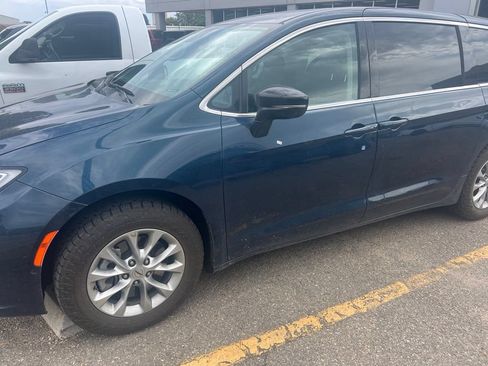 Used 2024 Chrysler Pacifica Touring-L AWD/4WD image 2