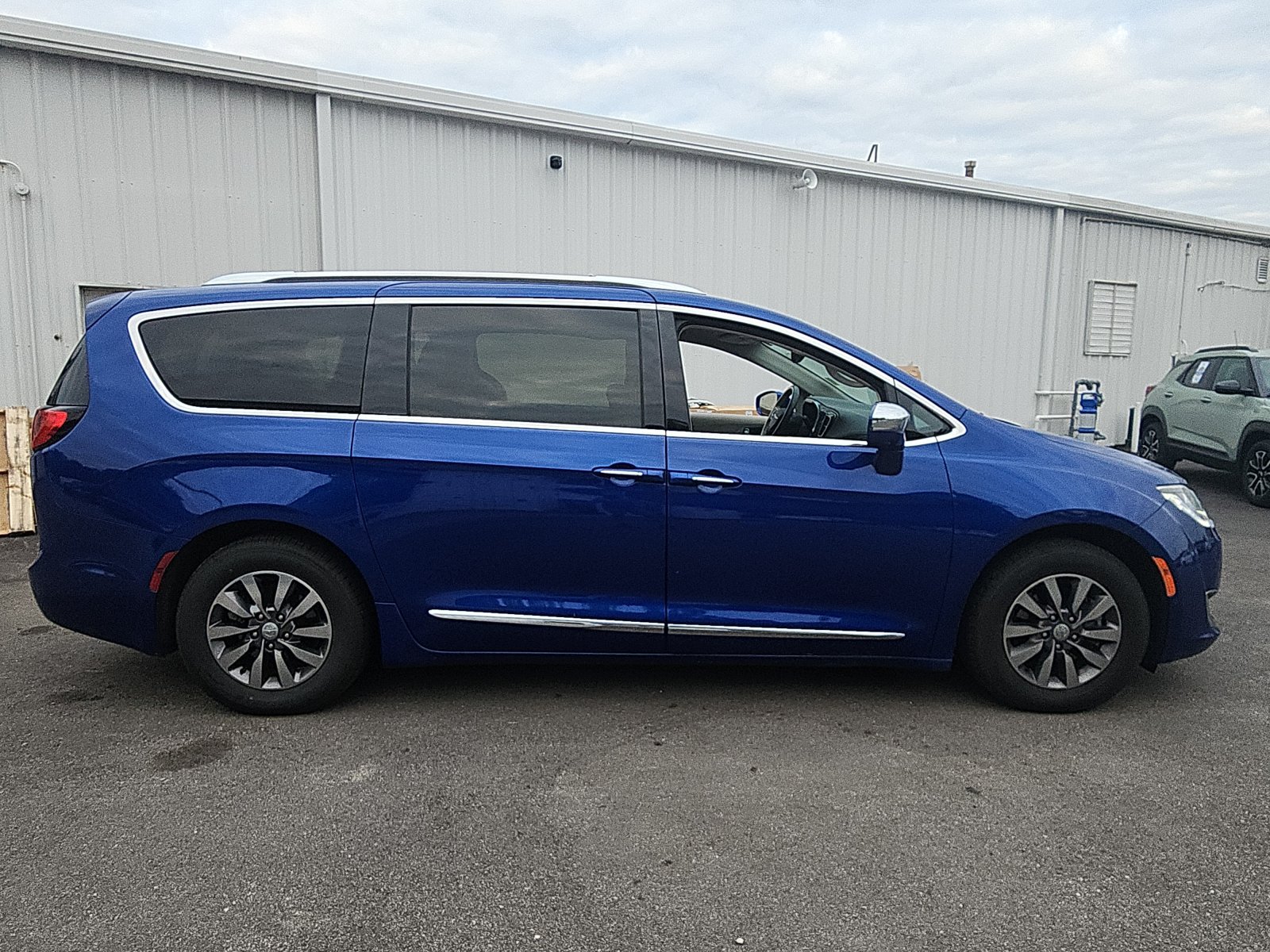 Used 2019 Chrysler Pacifica Limited w/ Advanced Safetytec Group FWD image 6