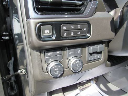 Used 2025 GMC Yukon XL AT4 Ultimate AWD/4WD image 17