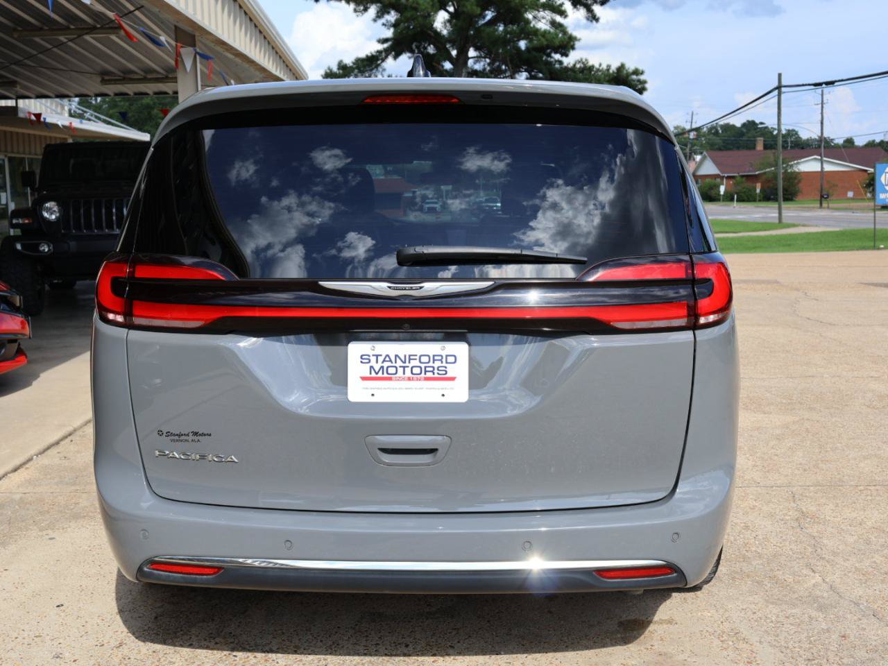 Used 2023 Chrysler Pacifica Touring-L FWD image 7