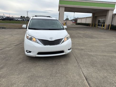 Used 2013 Toyota Sienna XLE image 3