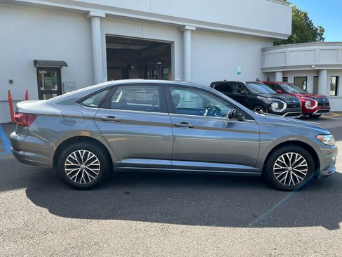 Used 2019 Volkswagen Jetta SE w/ Cold Weather Package FWD image 3
