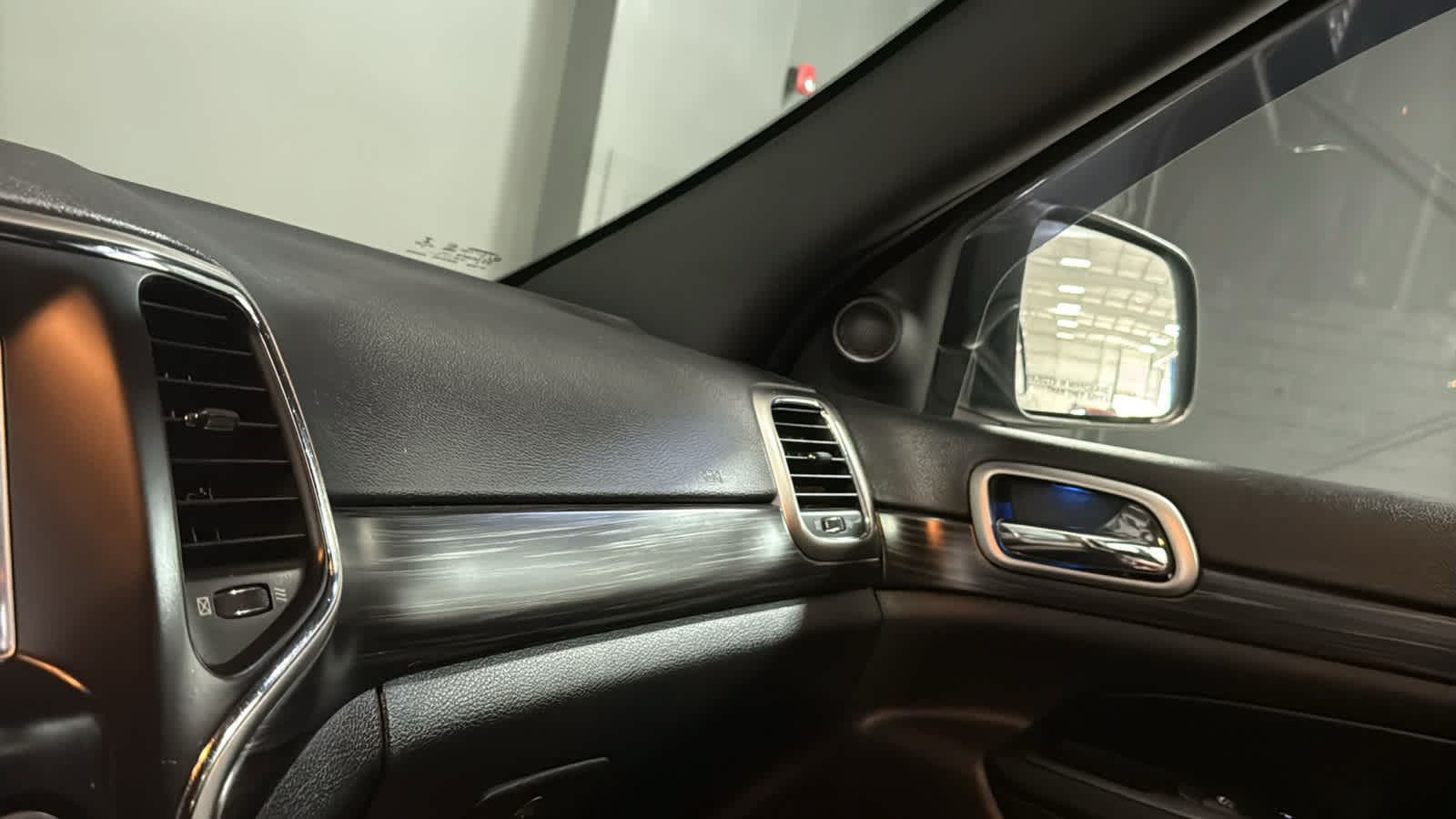 Used 2019 Jeep Grand Cherokee Laredo AWD/4WD image 17