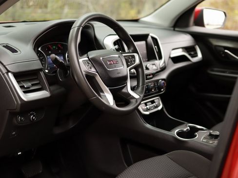 Used 2024 GMC Terrain SLE w/ Driver Convenience Package image 9